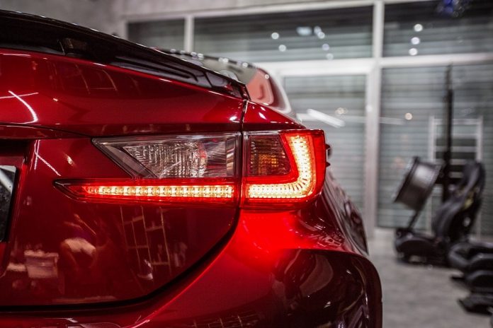 carro-vermelho-lataria lataria de carro vermelho novo