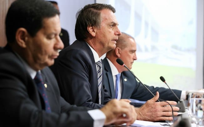 Com transmissão ao vivo, Bolsonaro fará nova reunião nesta terça