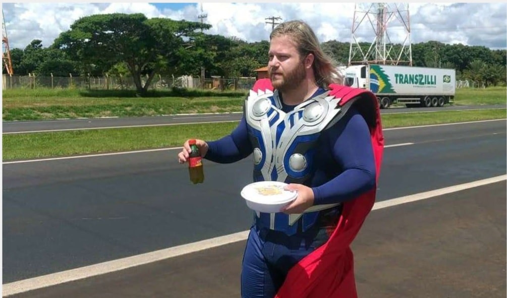 vestido de Thor brasileiro distribui almoço grátis a caminhoneiros durante quarentena