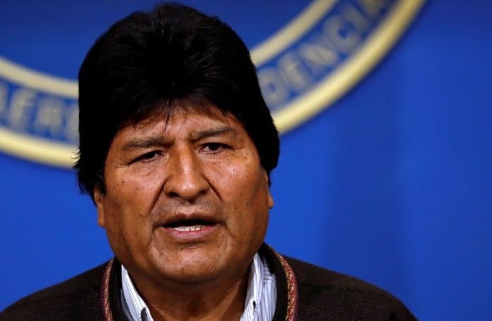 Bolivia's President Evo Morales addresses the media at the presidential hangar in the Bolivian Air Force terminal in El Alto Bolivianos fazem denúncia ao ex-presidente Evo Morales para o Tribunal Penal de Haia