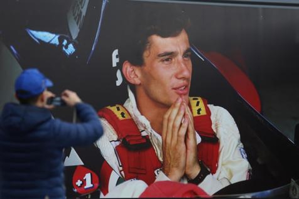Frases de Ayrton Senna vão iluminar centro de Ímola, na Itália