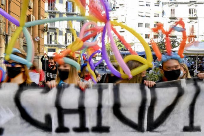 ITALY CORONAVIRUS PROTEST NAPLES Terceira maior região da Itália antecipa toque de recolher