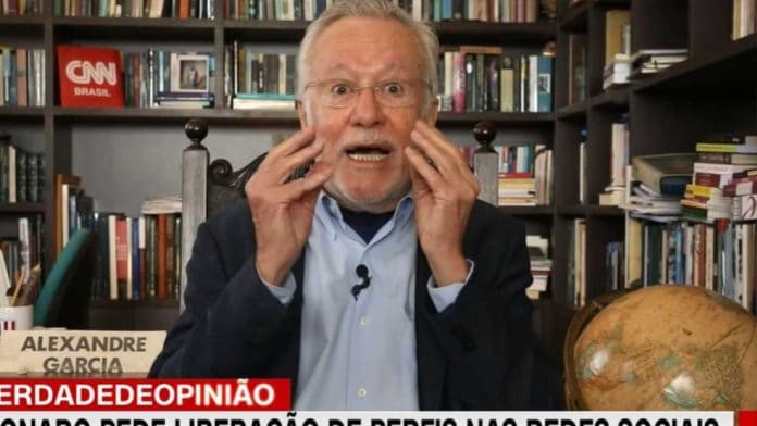 Alexandre Garcia se atrapalha ao explicar o dia D e hora H e vira piada na internet Alexandre Garcia se atrapalha ao explicar o dia D e hora H e vira piada na internet